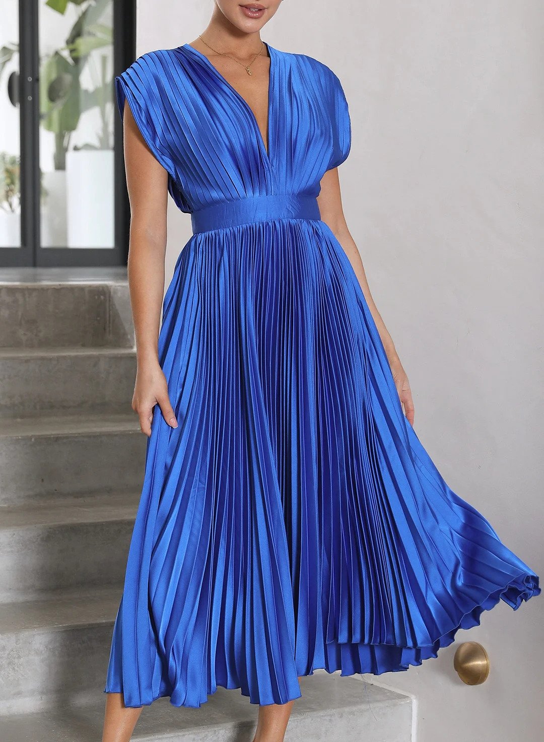Robe Plissée Élégante à Décolleté Plongeant – Tenue Chic pour Mariage, Cocktail ou Dîner Raffiné