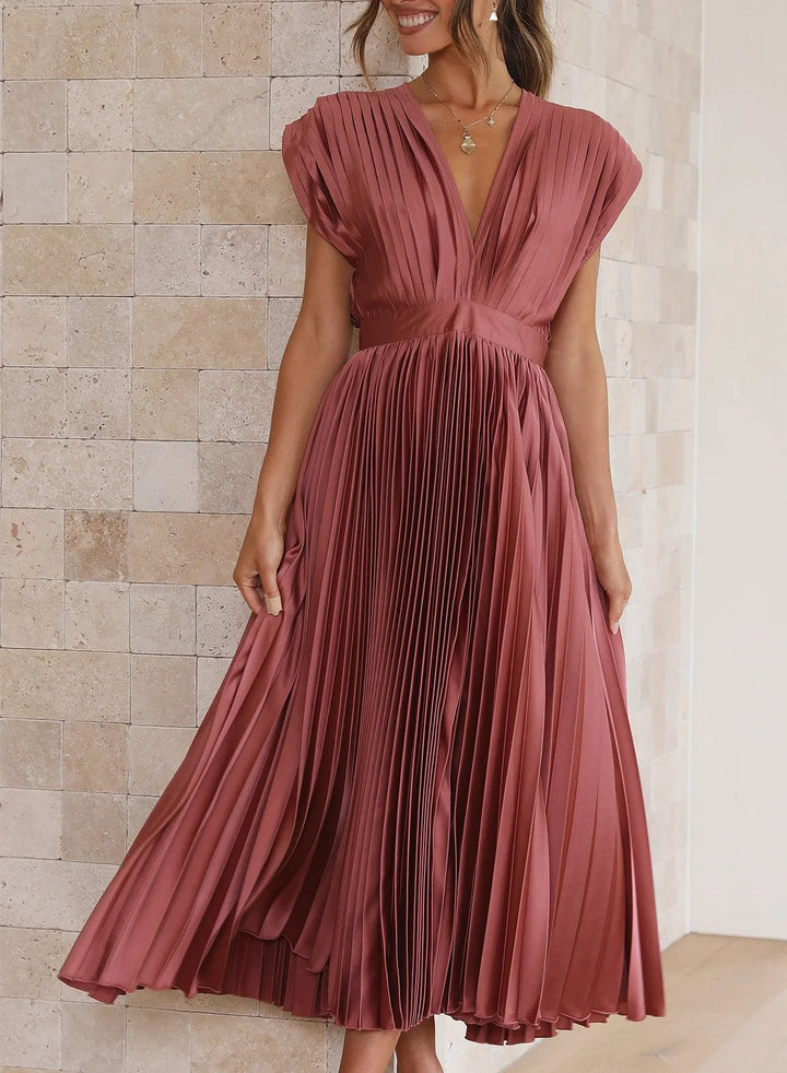 Robe Plissée Élégante à Décolleté Plongeant – Tenue Chic pour Mariage, Cocktail ou Dîner Raffiné