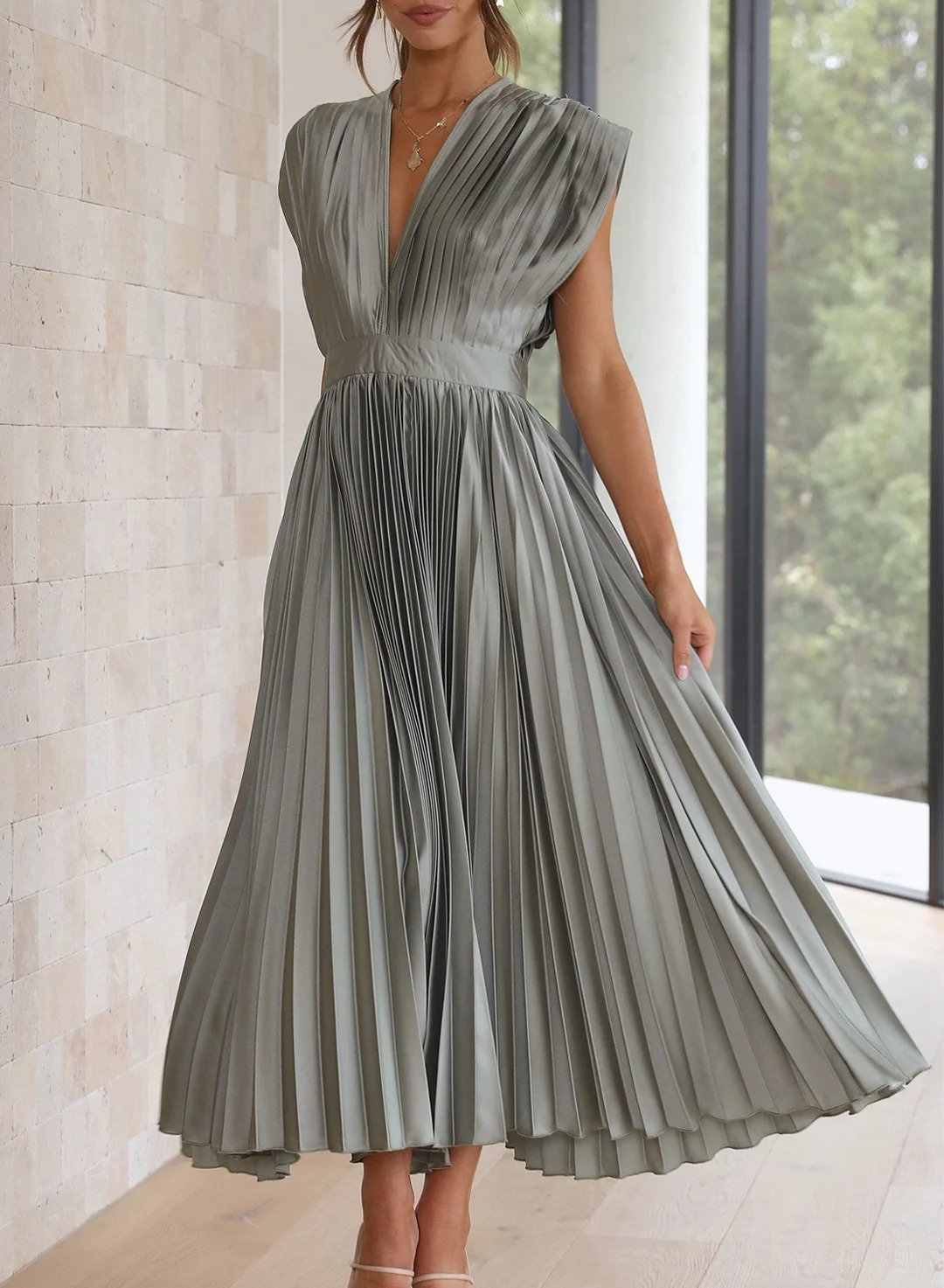 Robe Plissée Élégante à Décolleté Plongeant – Tenue Chic pour Mariage, Cocktail ou Dîner Raffiné