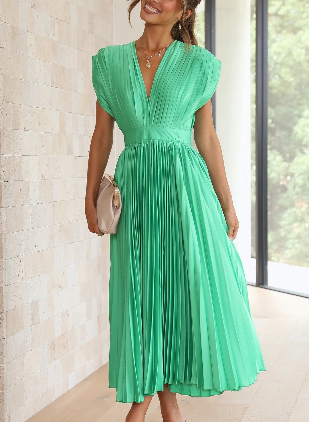 Robe Plissée Élégante à Décolleté Plongeant – Tenue Chic pour Mariage, Cocktail ou Dîner Raffiné