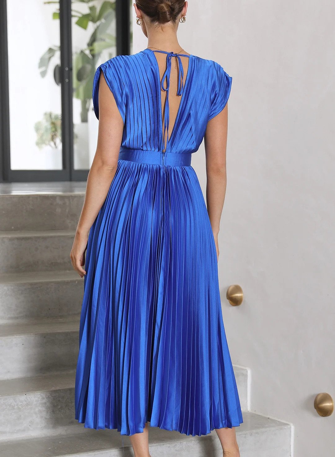Robe Plissée Élégante à Décolleté Plongeant – Tenue Chic pour Mariage, Cocktail ou Dîner Raffiné