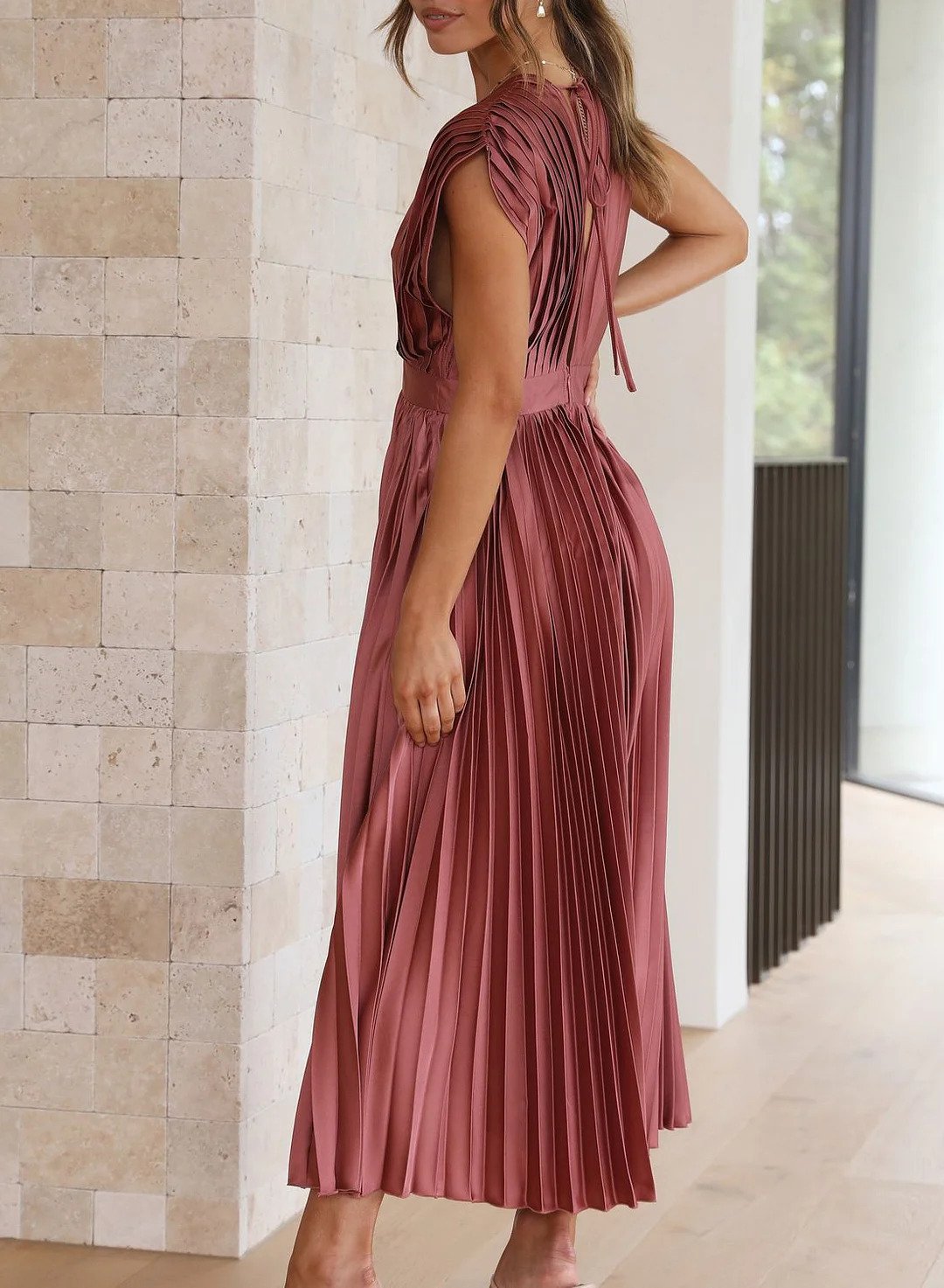 Robe Plissée Élégante à Décolleté Plongeant – Tenue Chic pour Mariage, Cocktail ou Dîner Raffiné