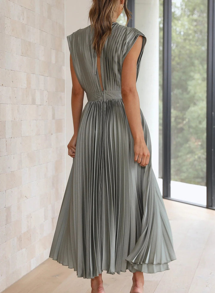 Robe Plissée Élégante à Décolleté Plongeant – Tenue Chic pour Mariage, Cocktail ou Dîner Raffiné