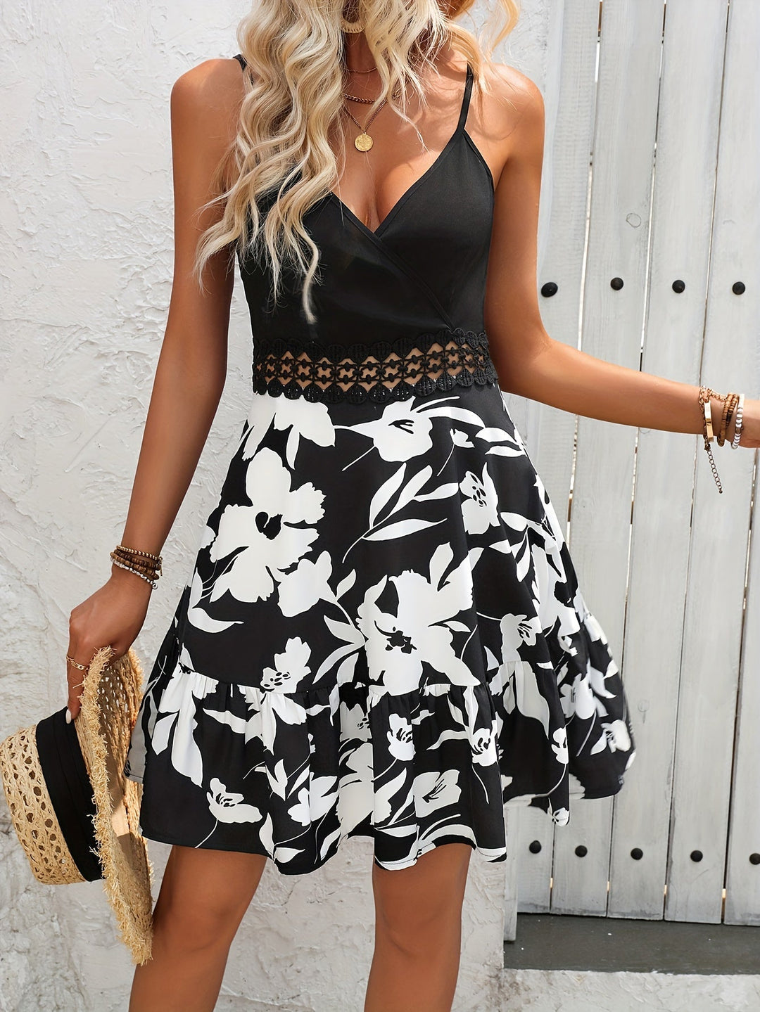Vestito midi elegante con stampa floreale e orlo a volant
