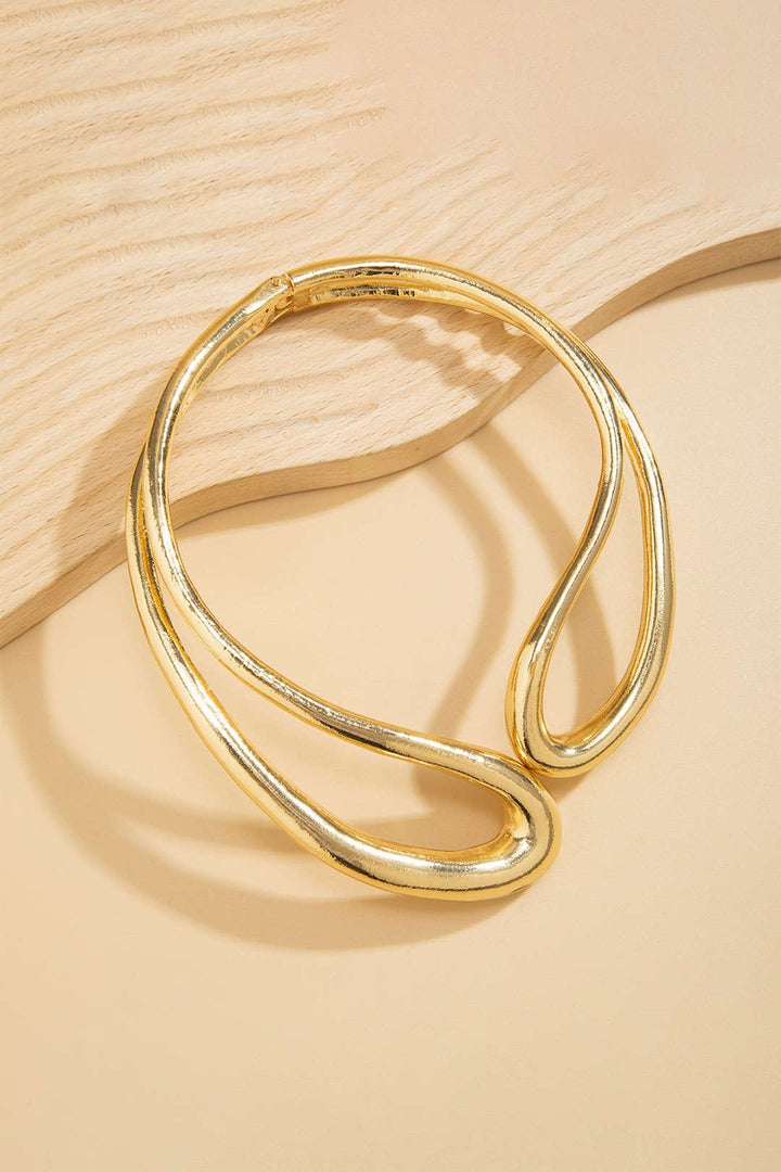Collier découpé à design asymétrique.