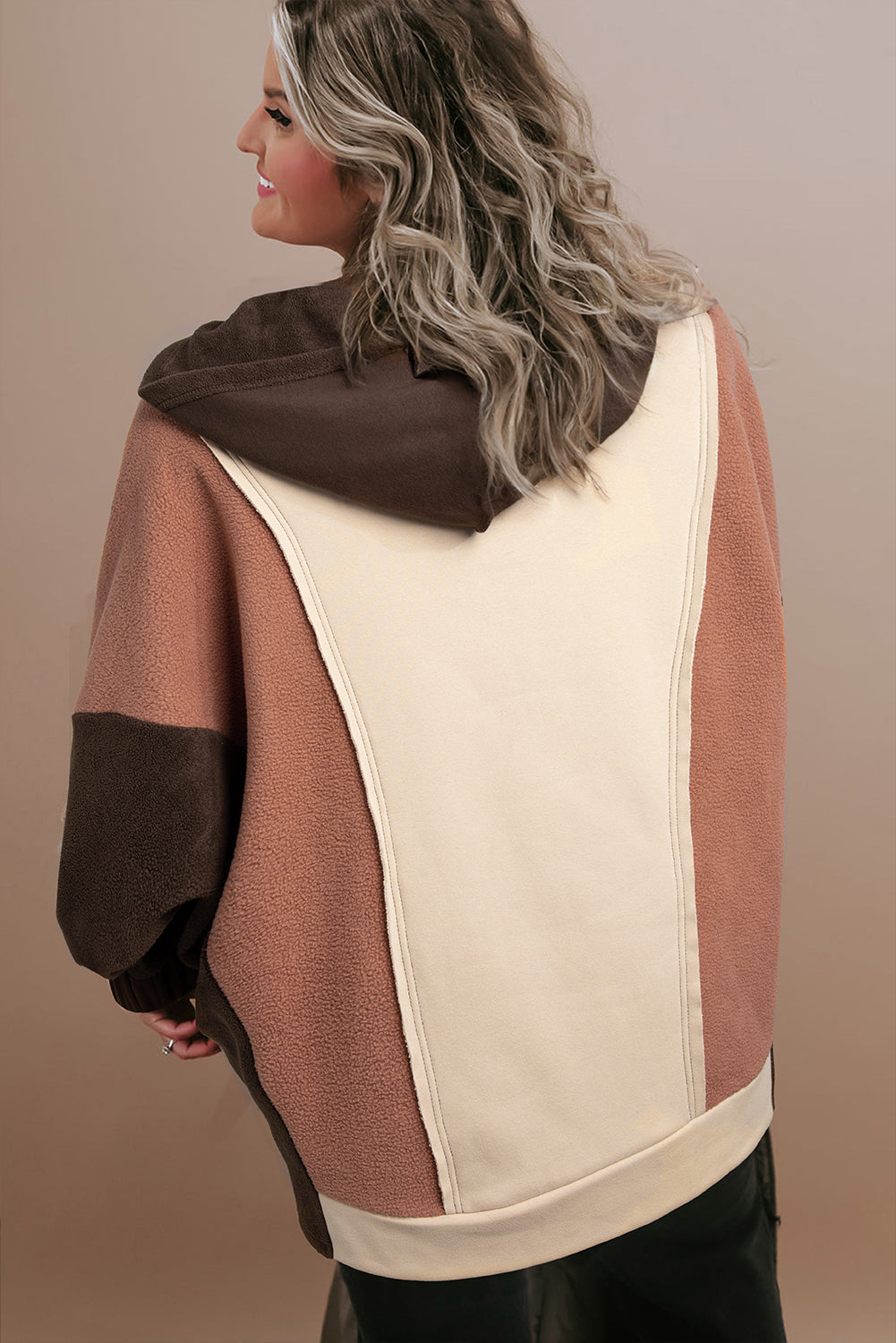 Manon – Hoodie marron oversize avec blocs de couleurs et coutures apparentes