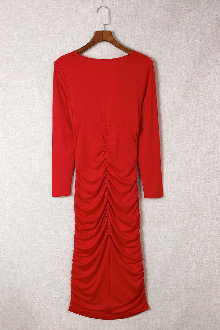 Élodie – Robe moulante rouge vif avec manches longues, volants et col en V