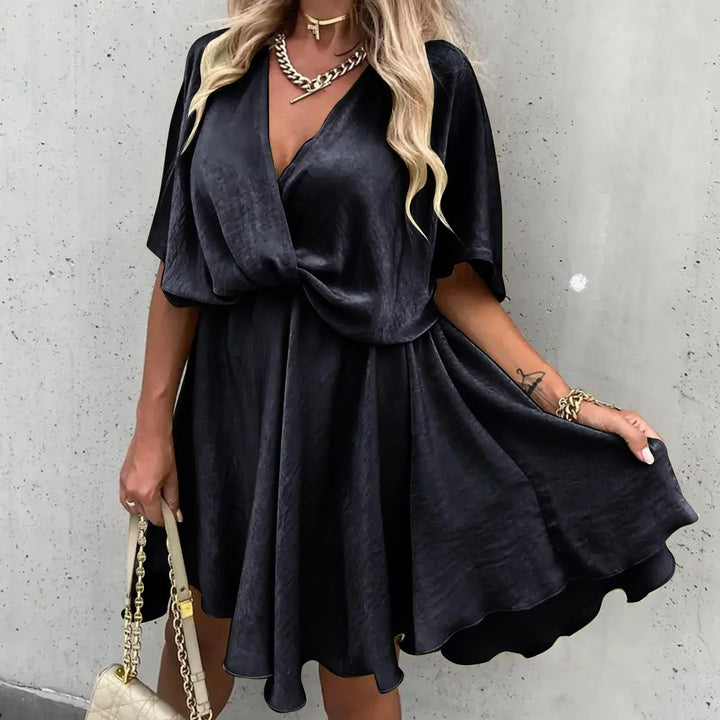 Robe Noire Satinée Femme – Décolleté Croisé, Coupe Fluide Chic