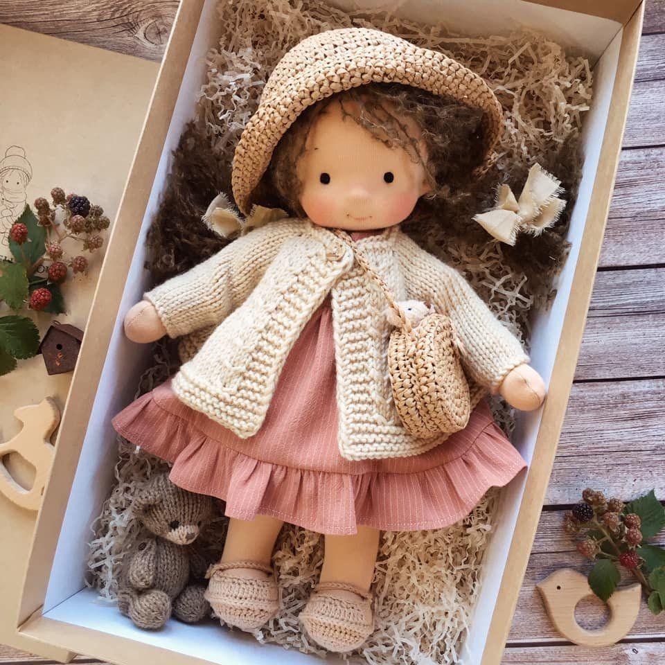 Waldorf handgefertigte Plüschpuppe für den Winter – Poppi, ökologisches und weiches Spielzeug für Kinder