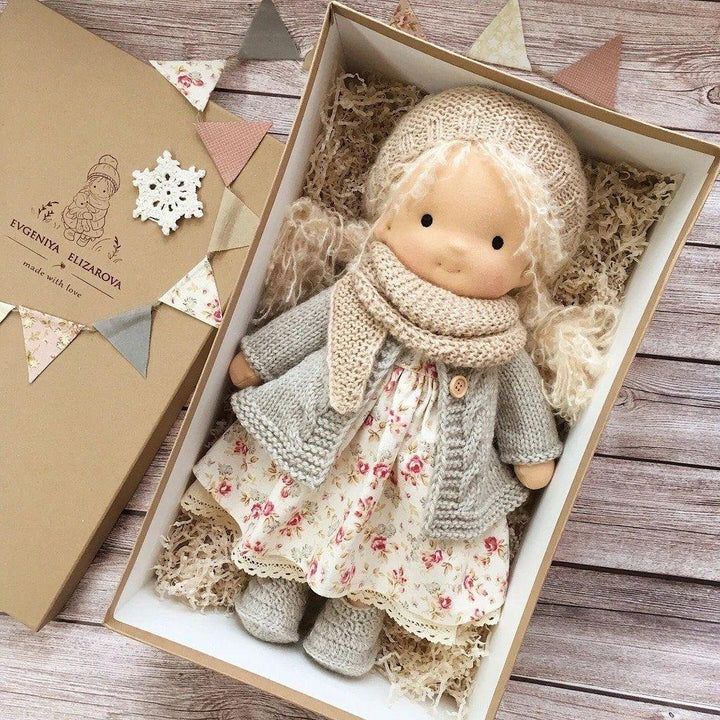 Waldorf handgefertigte Plüschpuppe für den Winter – Poppi, ökologisches und weiches Spielzeug für Kinder