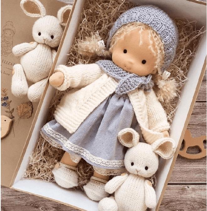 Waldorf handgefertigte Plüschpuppe für den Winter – Poppi, ökologisches und weiches Spielzeug für Kinder