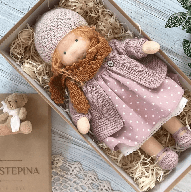 Waldorf handgefertigte Plüschpuppe für den Winter – Poppi, ökologisches und weiches Spielzeug für Kinder