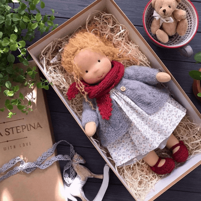 Waldorf handgefertigte Plüschpuppe für den Winter – Poppi, ökologisches und weiches Spielzeug für Kinder