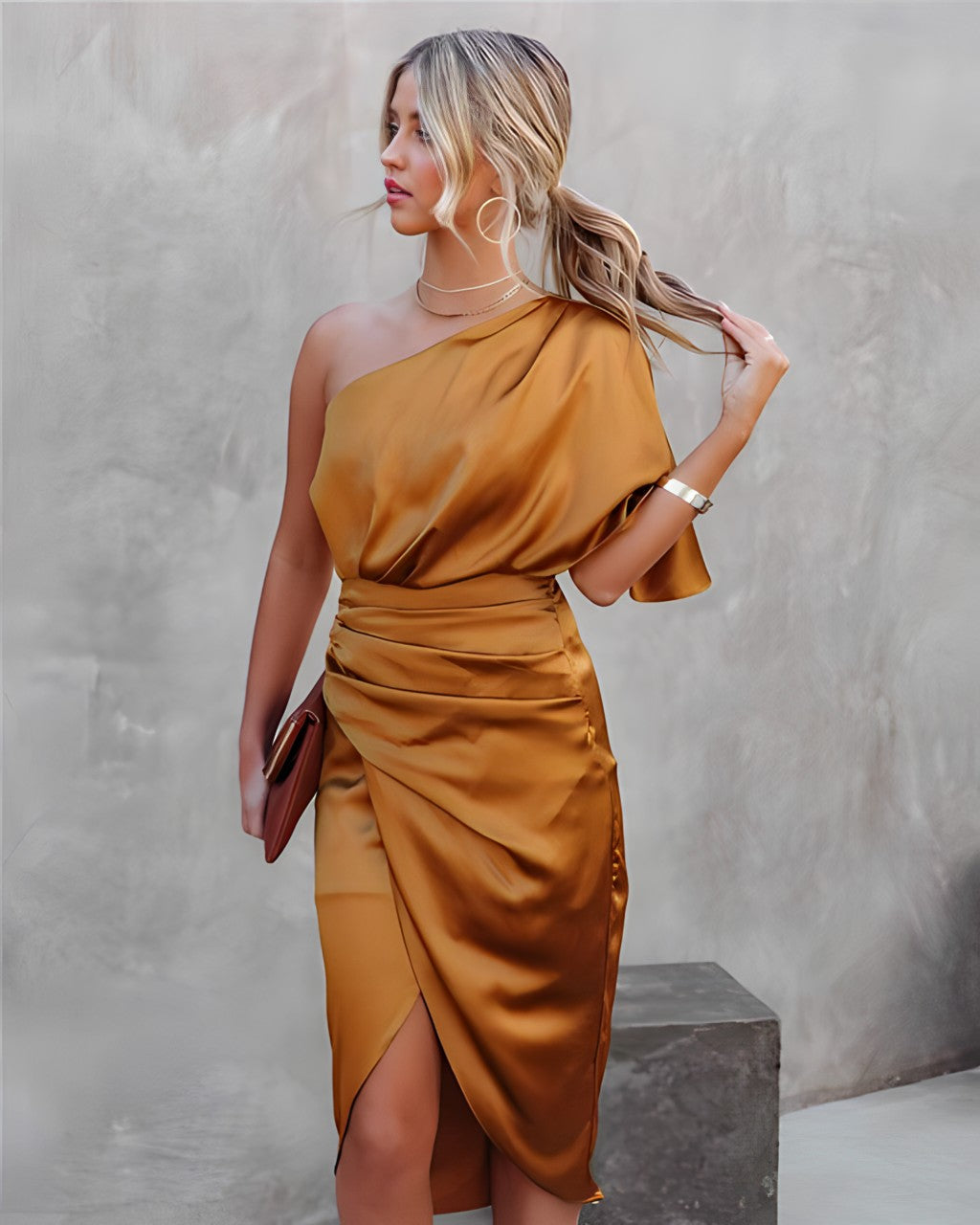 Robe Asymétrique Satinée – Élégance Glamour pour Soirée, Cocktail et Mariage Invité
