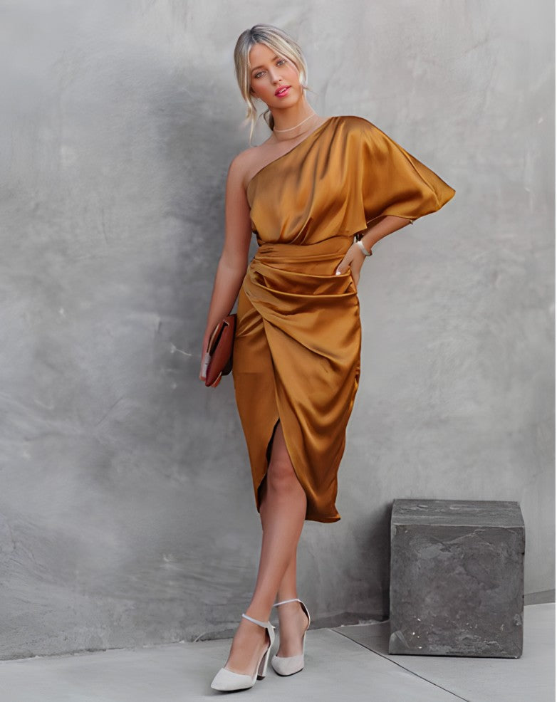 Robe Asymétrique Satinée – Élégance Glamour pour Soirée, Cocktail et Mariage Invité