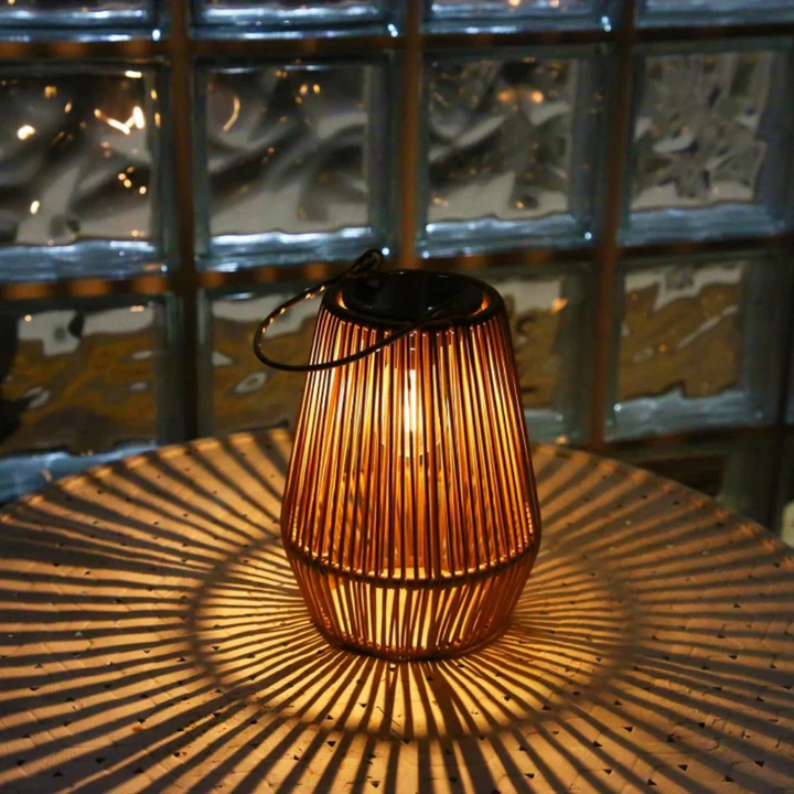 Lampa solarna ogrodowa wodoodporna i ręcznie wykonana - SunWeave