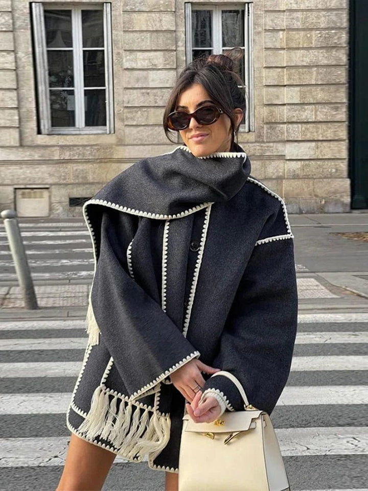 Manteau avec écharpe à franges.
